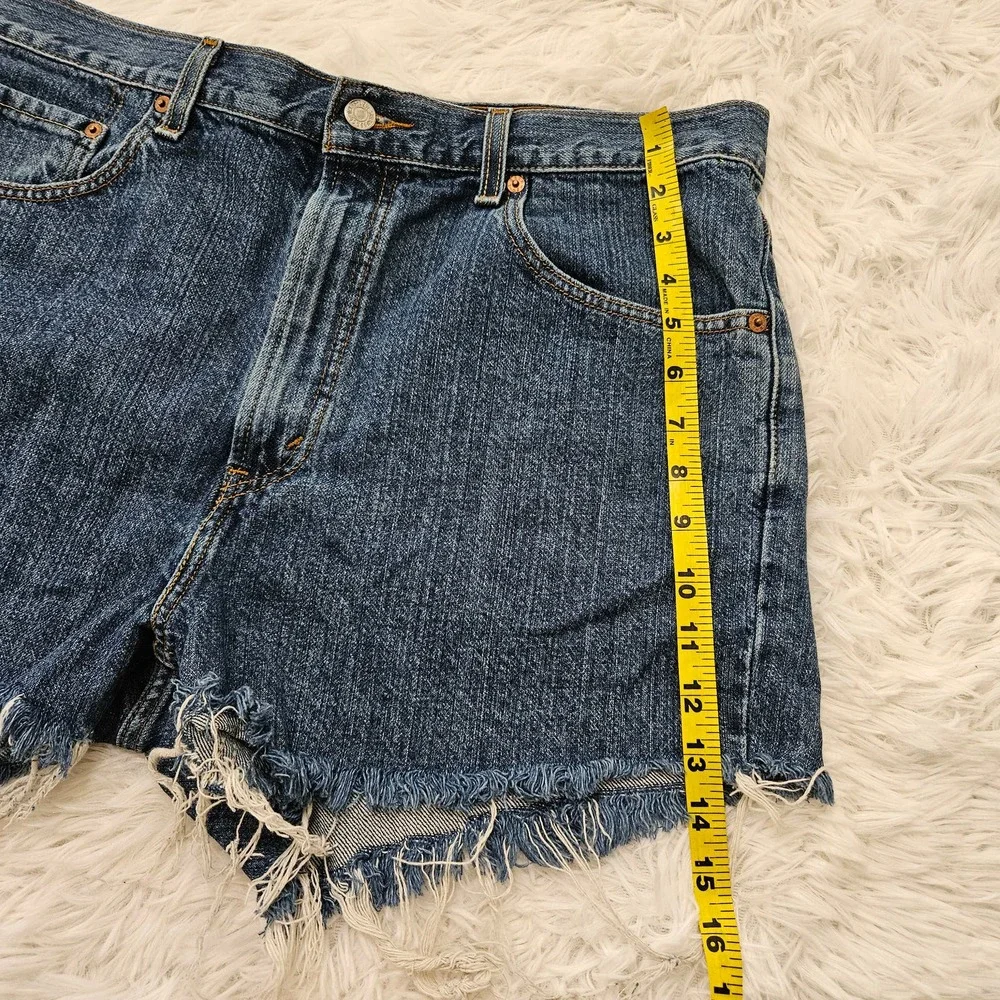 Levi's Women's Medium Blue Denim Raw Hem High Rise 505 Shorts. Size 36 - Picture 7 of 9